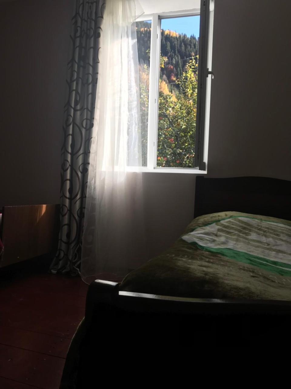 Ciuri'S Guesthouse Zhabeshi Exterior photo